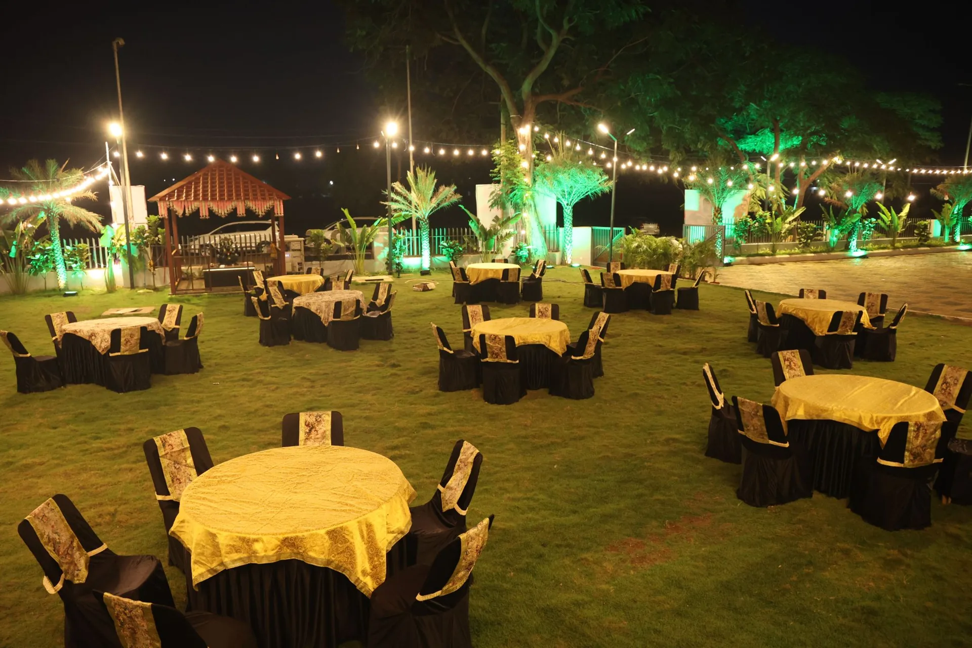Landscaped garden with dining tables